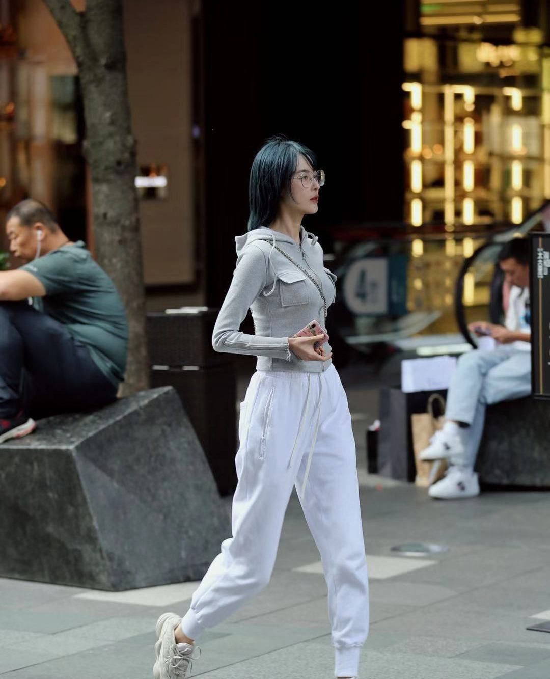 街拍,小姐姐灰色紧身运动上衣搭配白色运动裤,身材高挑纤细