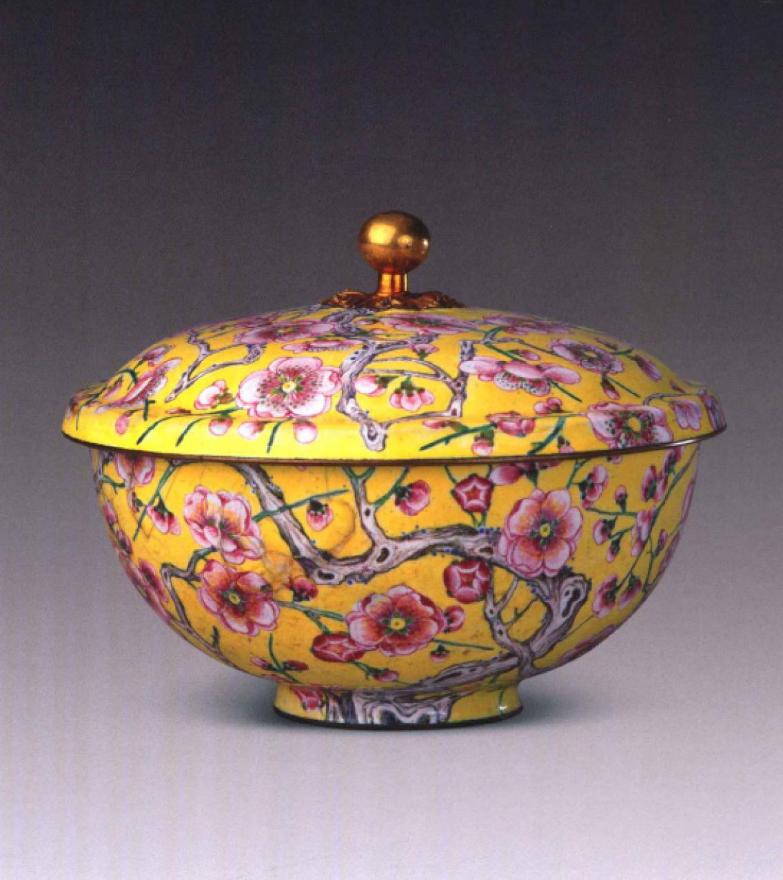 故宫珍藏宝物欣赏釉色丰富色彩亮丽康熙画珐琅中的传世精品