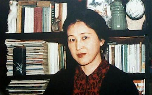 了,范曾不断的安慰她,两人又旧情复燃,两人就瞒着林岫偷偷在一起了