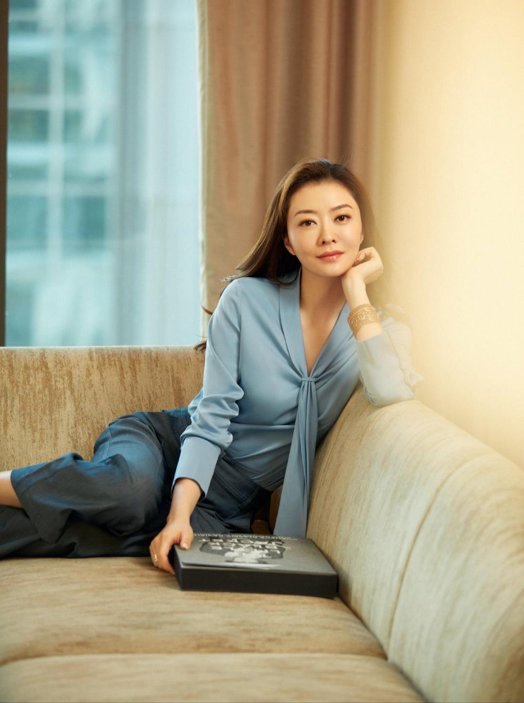 熊黛林也晒美照梨花头搭配西装长裙优雅大气40岁身材依旧迷人