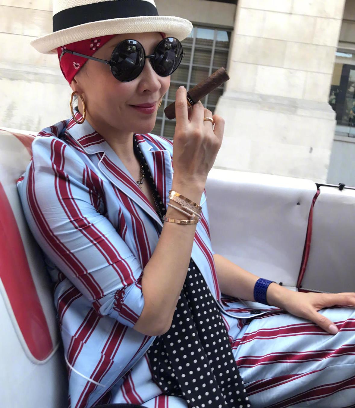 刘嘉玲去国外度假穿搭太洋气了条纹西装配帽子看着时髦又英气
