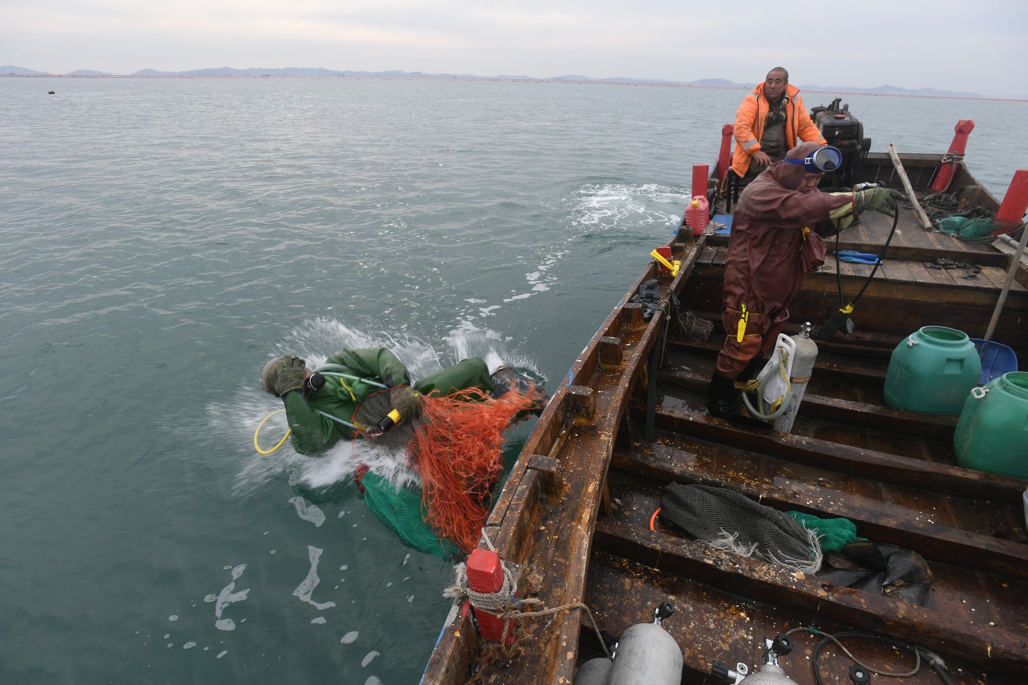 在潜水员水下作业的间歇,船老大张强先说起了海参捕捞的标准,海参重量