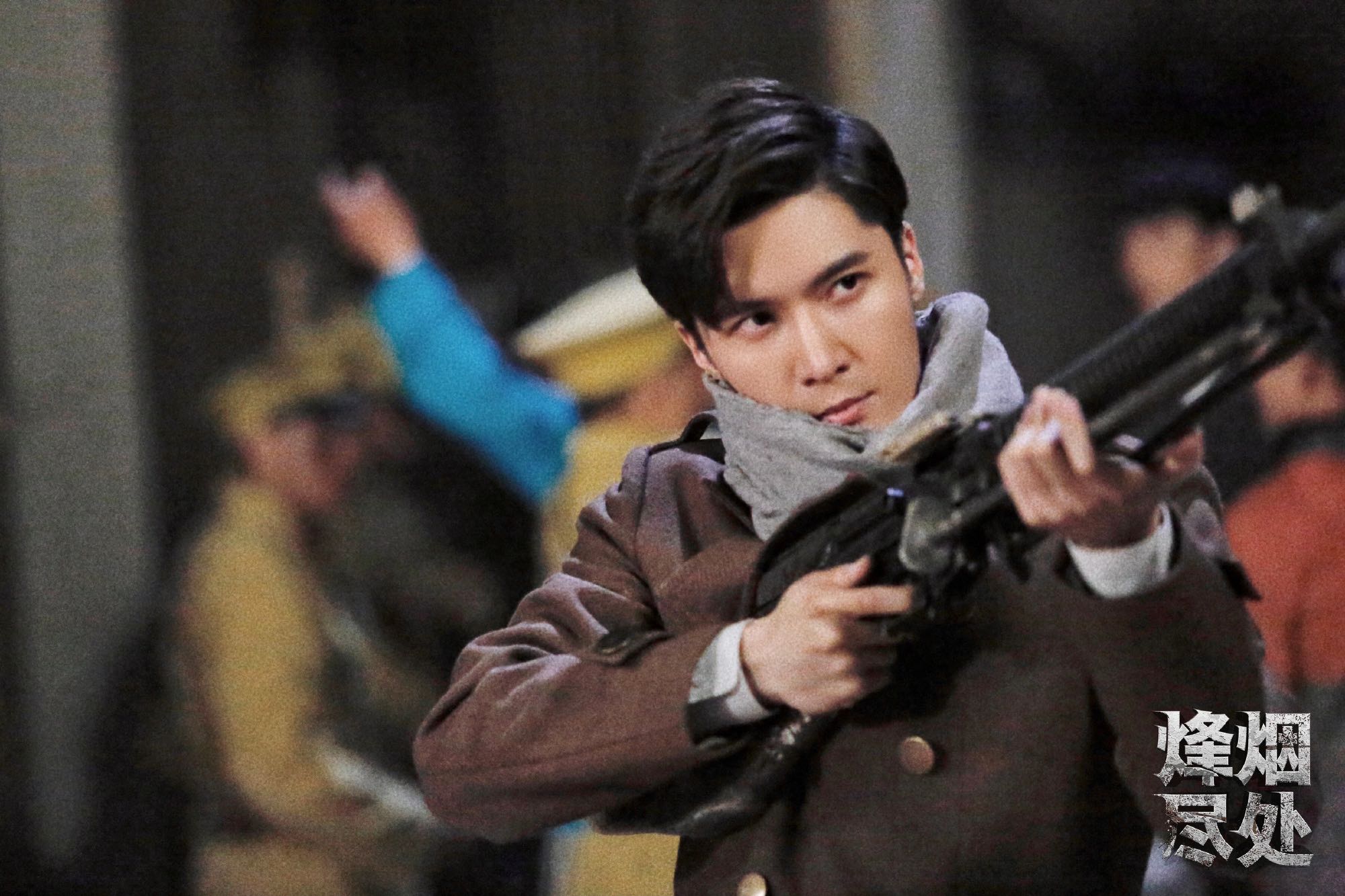 刘海宽饰演的彭学文是学生爱国社团中的一员,身着学生装的他充满朝气.