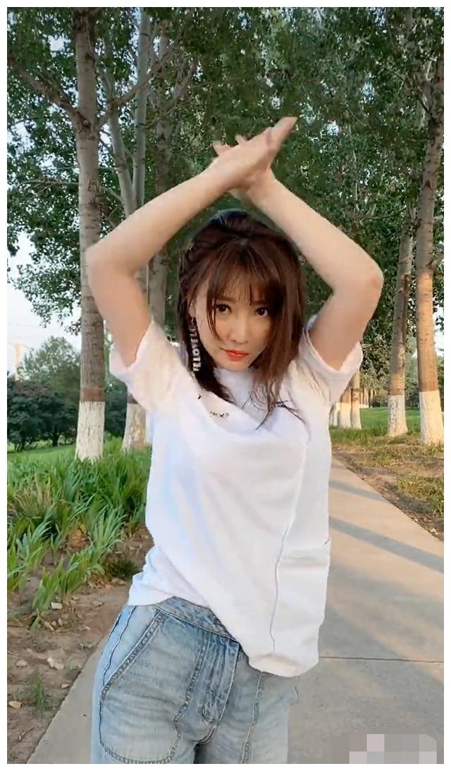 视频中柳岩身穿纯白色上衣,浅色牛仔裤,显得十分青春有活力.