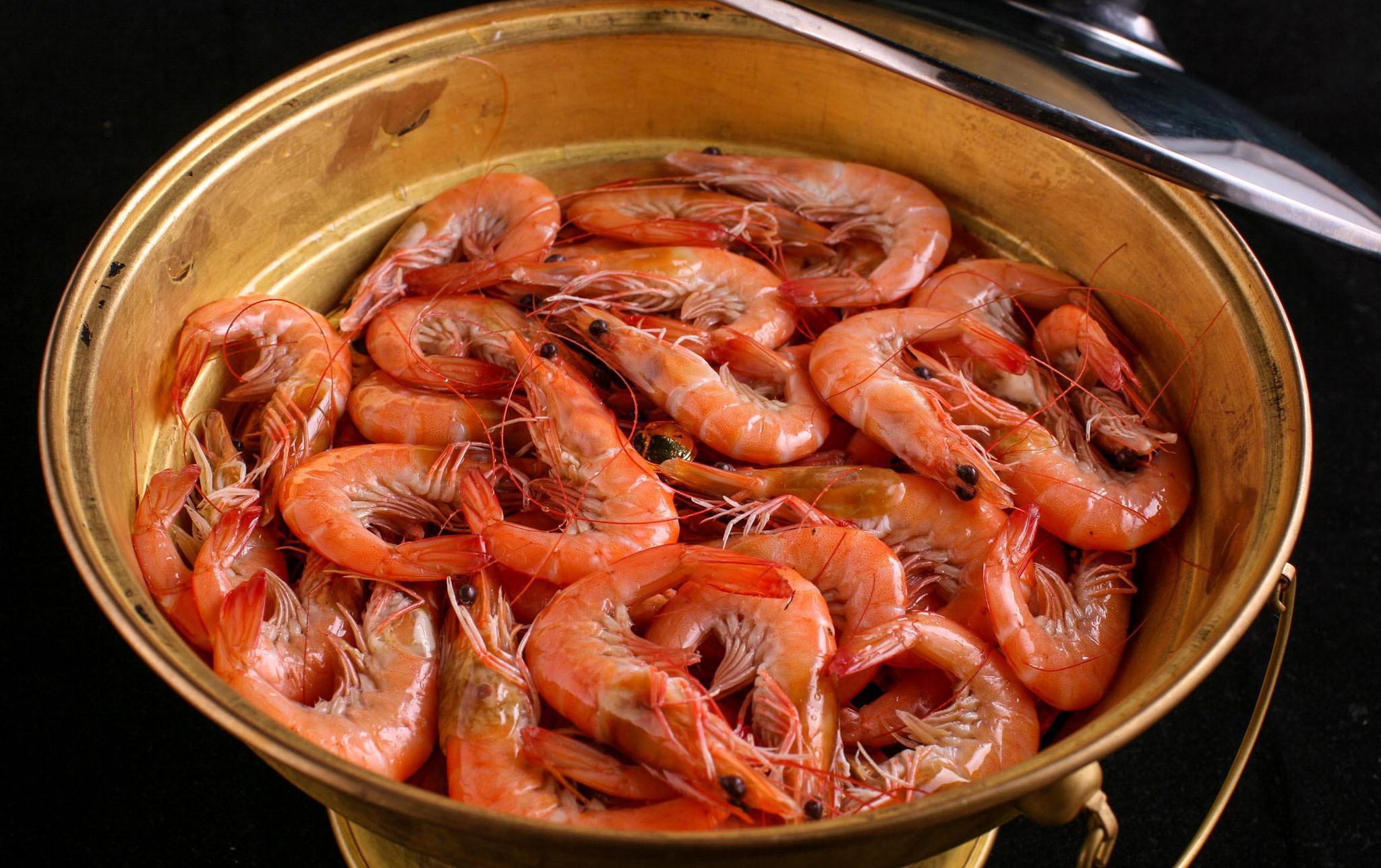 水煮虾到底冷水还是热水煮这一步很多人做错难怪虾肉老又柴