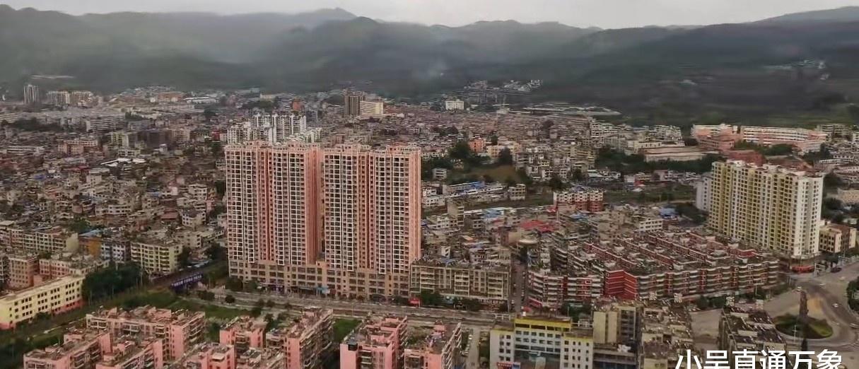 贵州贵定县的繁华街头,一个飞速发展的小县城