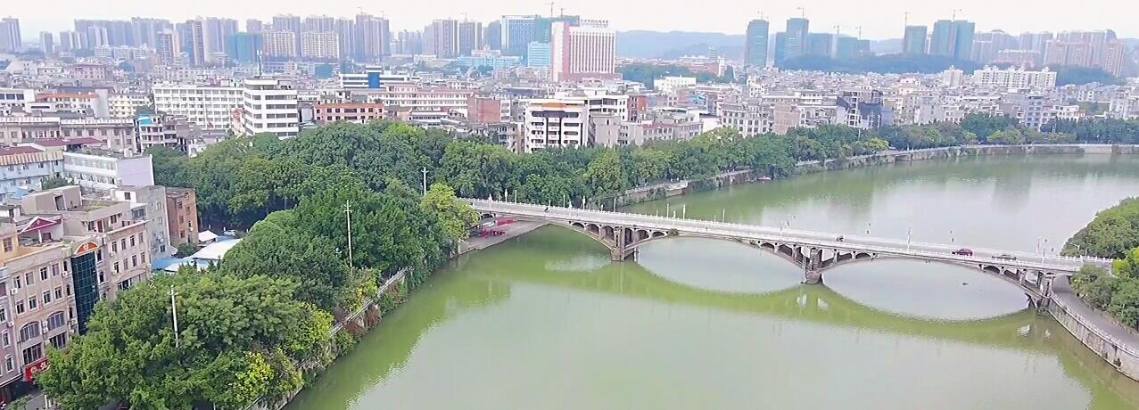 广西一座发展迅速的县级市玉林北流市的街道风光