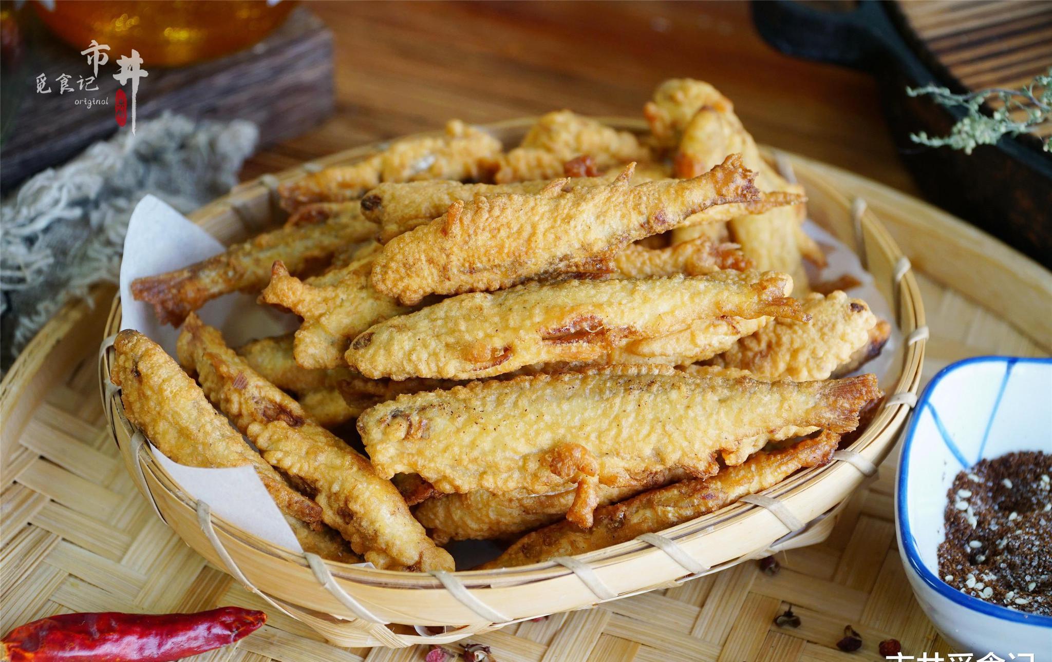 炸鱼时挂糊用面粉还是淀粉都不对记住挂糊的方法酥香鲜嫩