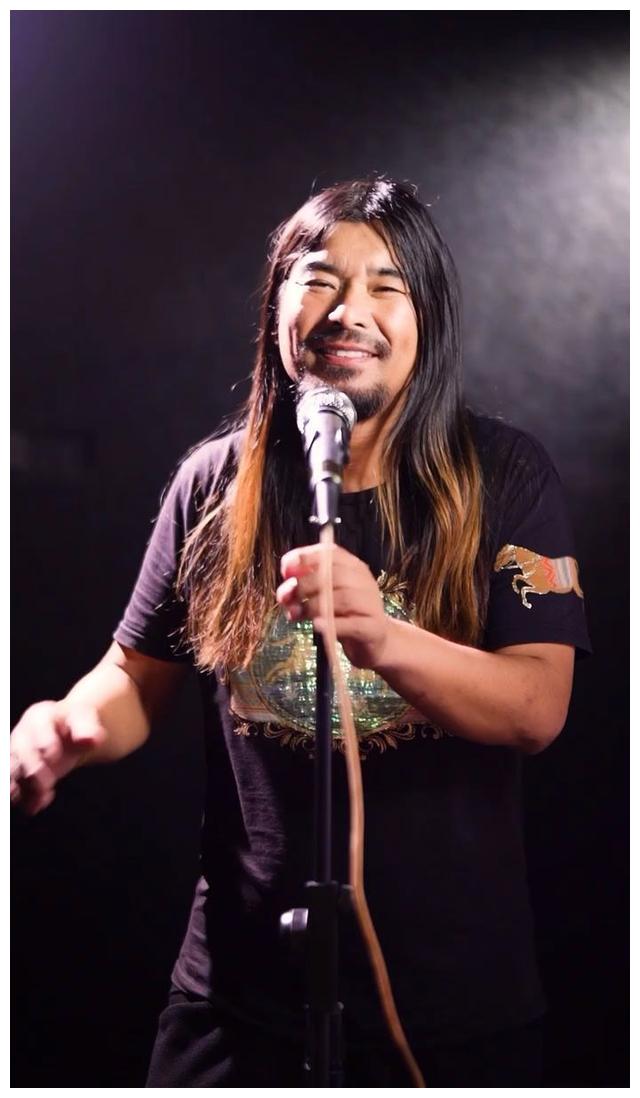 面筋哥近况曝光,面色暗黄显憔悴,插呼吸管躺病床身形消瘦惹人心疼