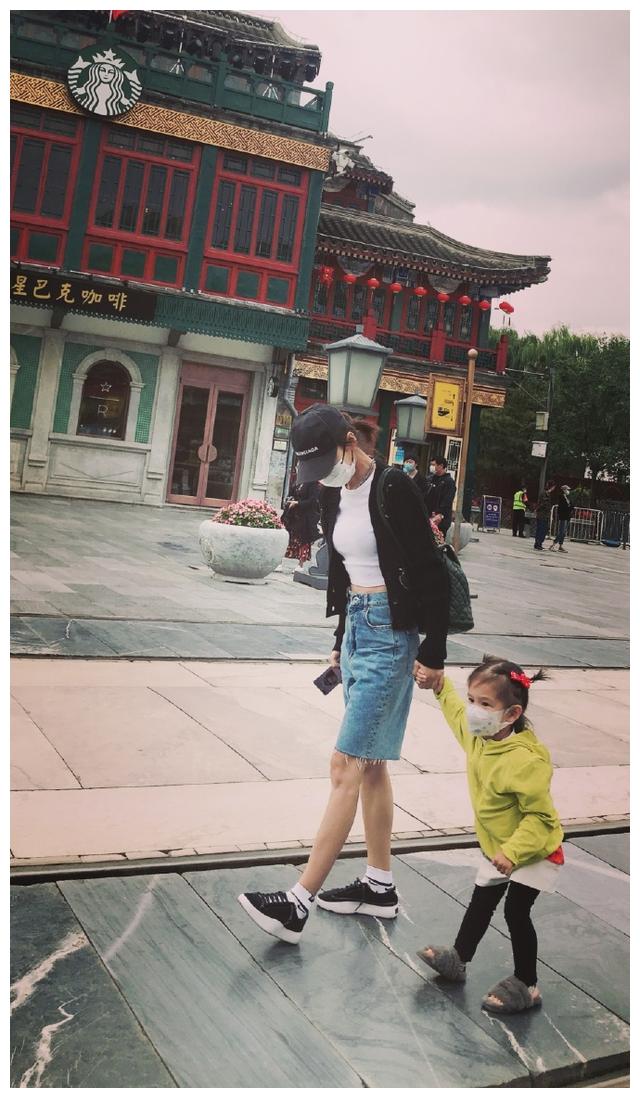 曹云金前妻唐菀晒女儿近照,两岁小sugar长高变萌,已会独立行走