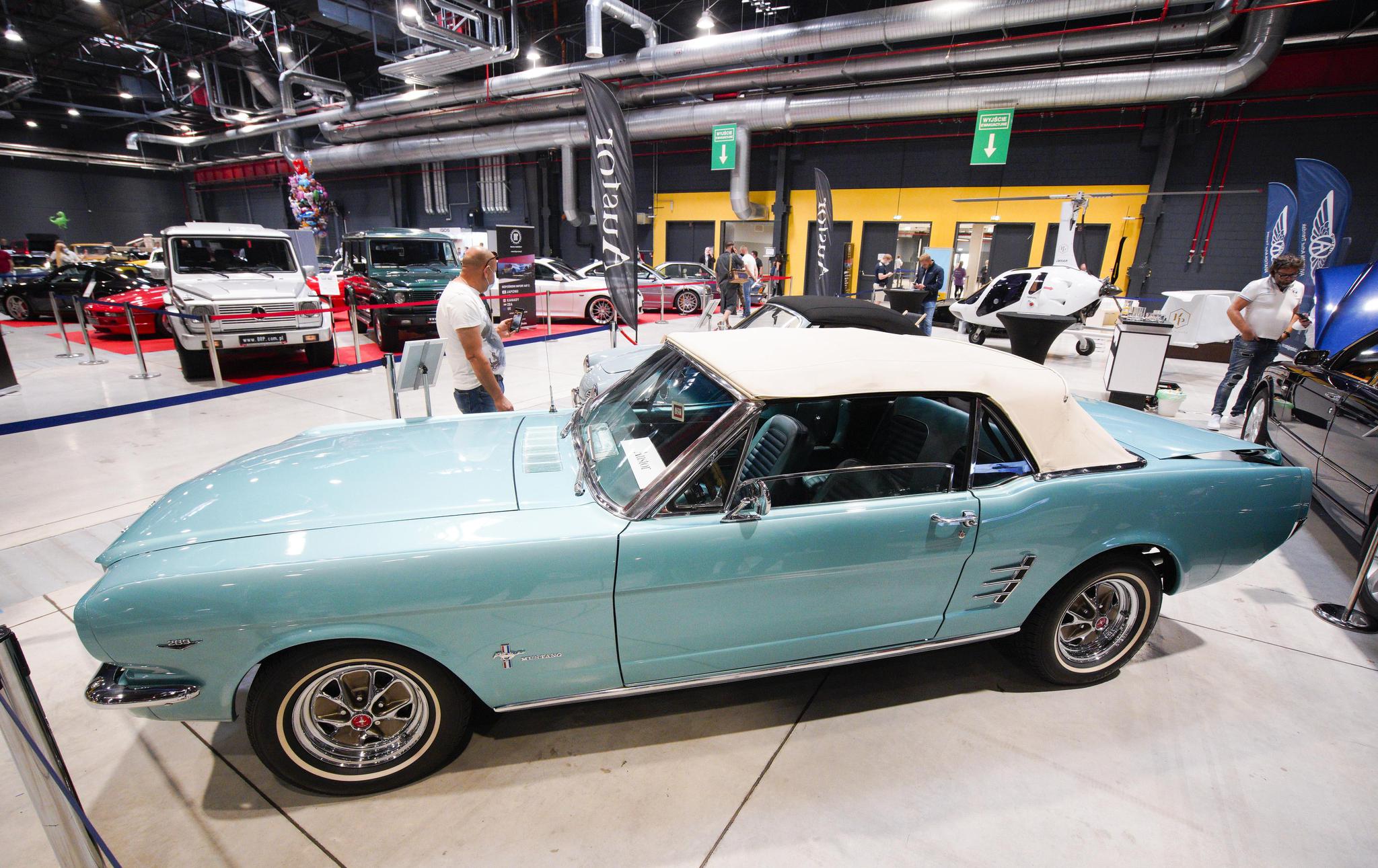 这是9月12日在波兰华沙的老爷车展上拍摄的一辆雪佛兰汽车.