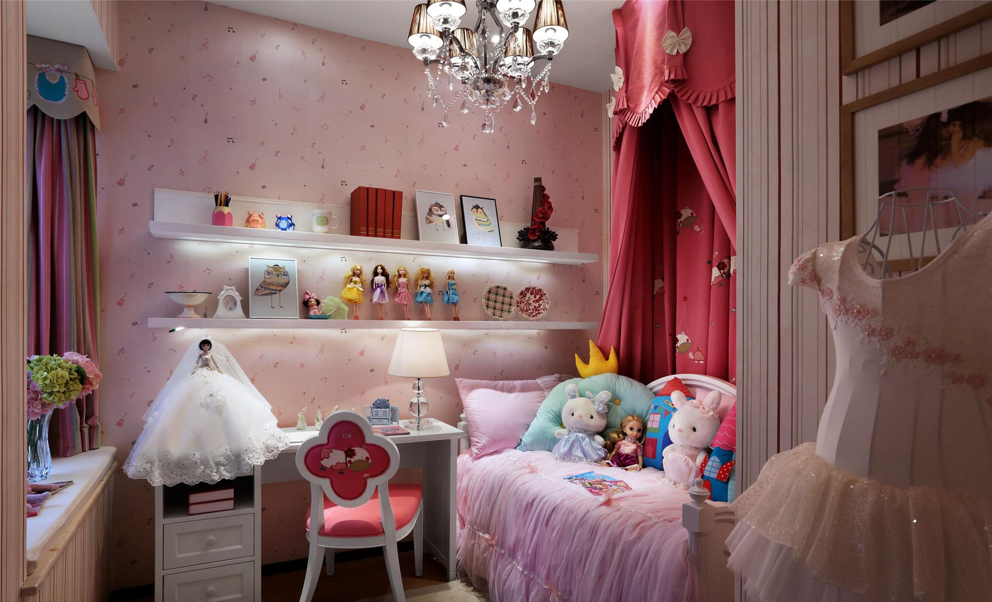 各种粉色物件的综合形成一个粉色的城堡空间,搭配高高的华丽床帏,让