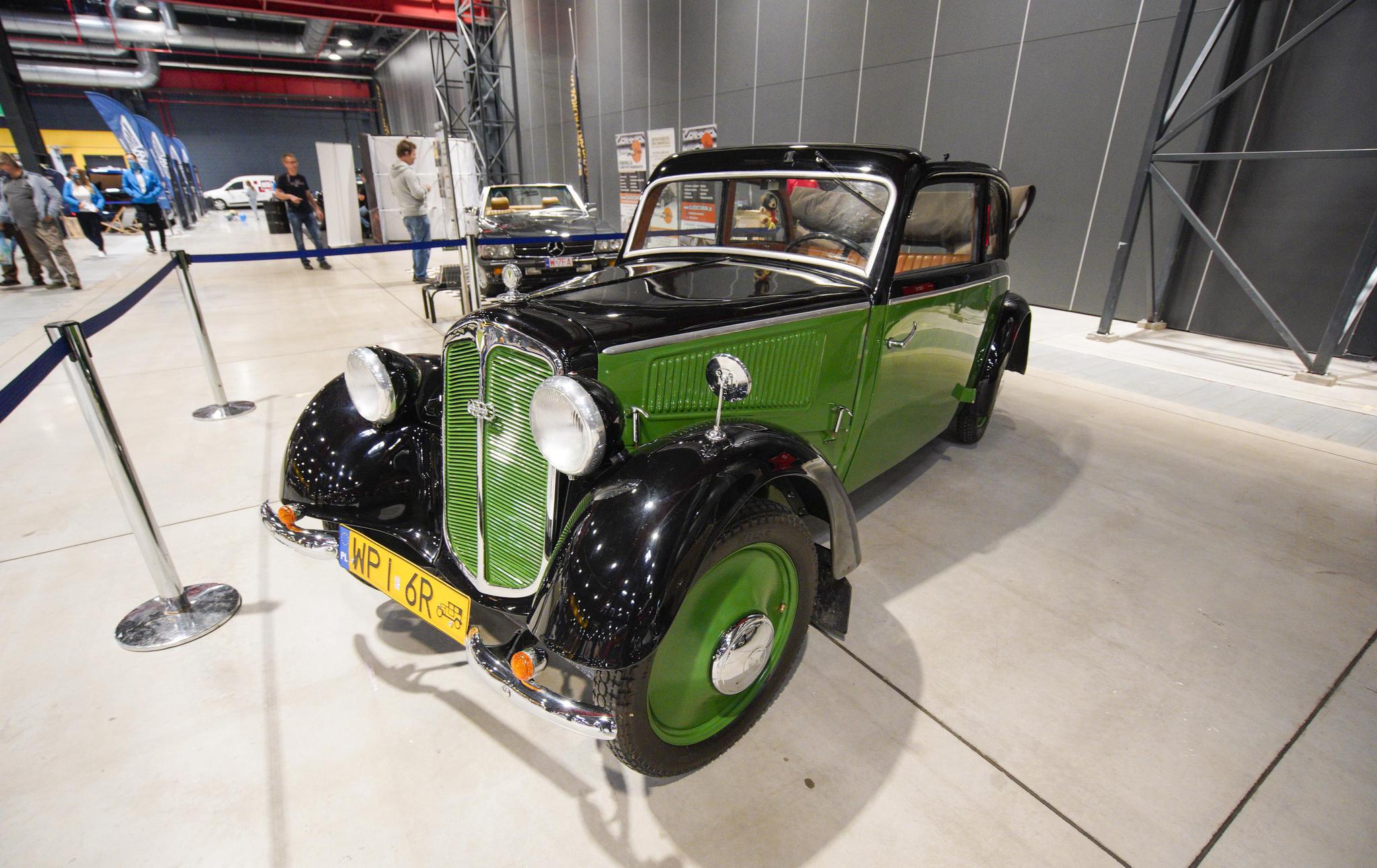 这是9月12日在波兰华沙的老爷车展上拍摄的一辆奥迪汽车.