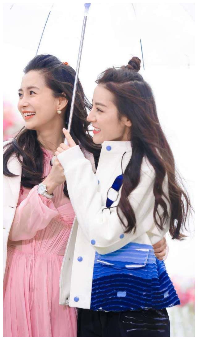 近日,迪丽热巴和angelababy同框的照片又被大家热议了.