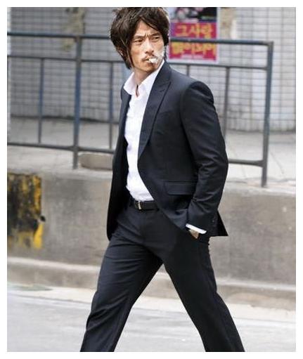 还记得多年前火爆网络的"犀利哥"吗?他现在过得怎样?