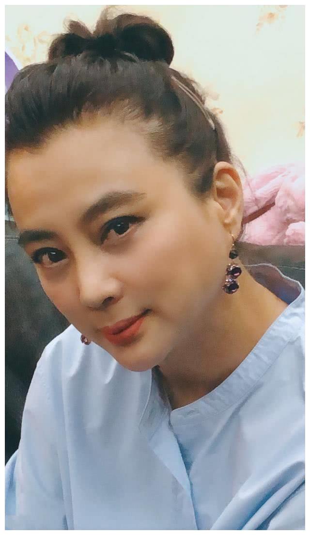 57岁李玲玉罕晒自拍,皮肤黝黑发际线空缺,豪宅内景也意外曝光