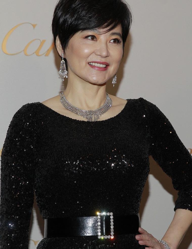 林青霞越老越时髦穿星空礼服裙华贵又气质真是人老心不老