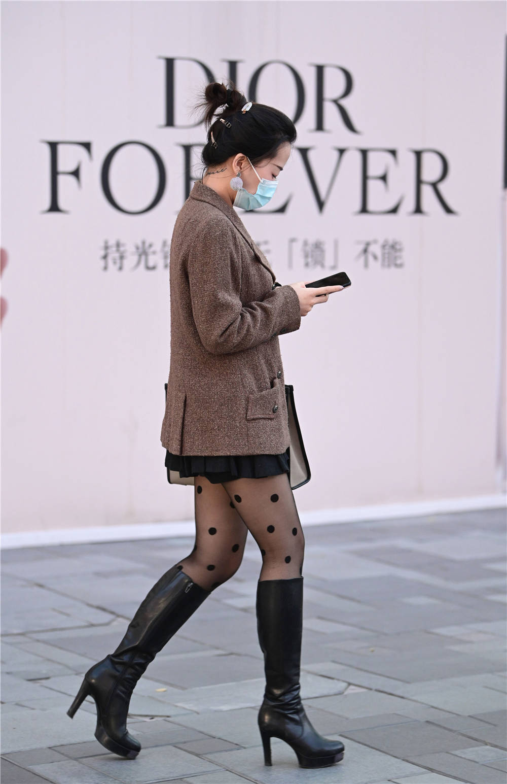 黑色丝袜搭配长靴还是选择高跟款式更好衬托身材