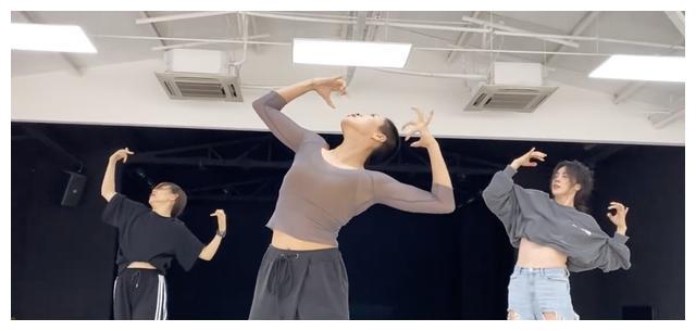 43岁孙莉再秀舞蹈功底穿破洞牛仔裤超时尚却被指腰间有赘肉