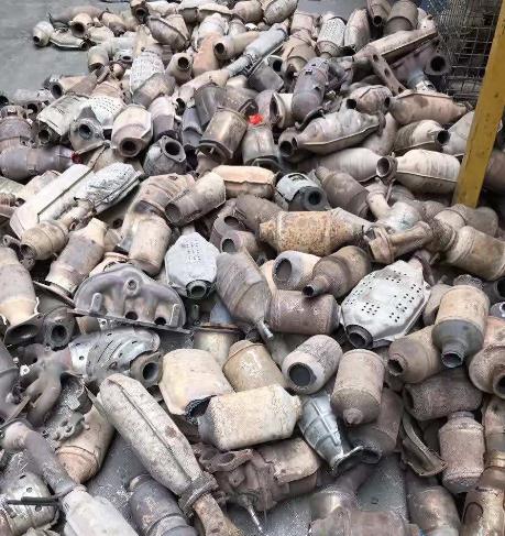 隐患,这时候很多车主都会更换一个全新的轮胎,更换下来的一些废旧轮胎