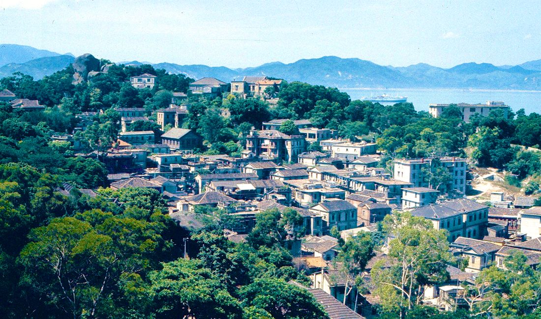 老照片:1984年的福建厦门,古旧的房屋成片,海滩鲜有游客