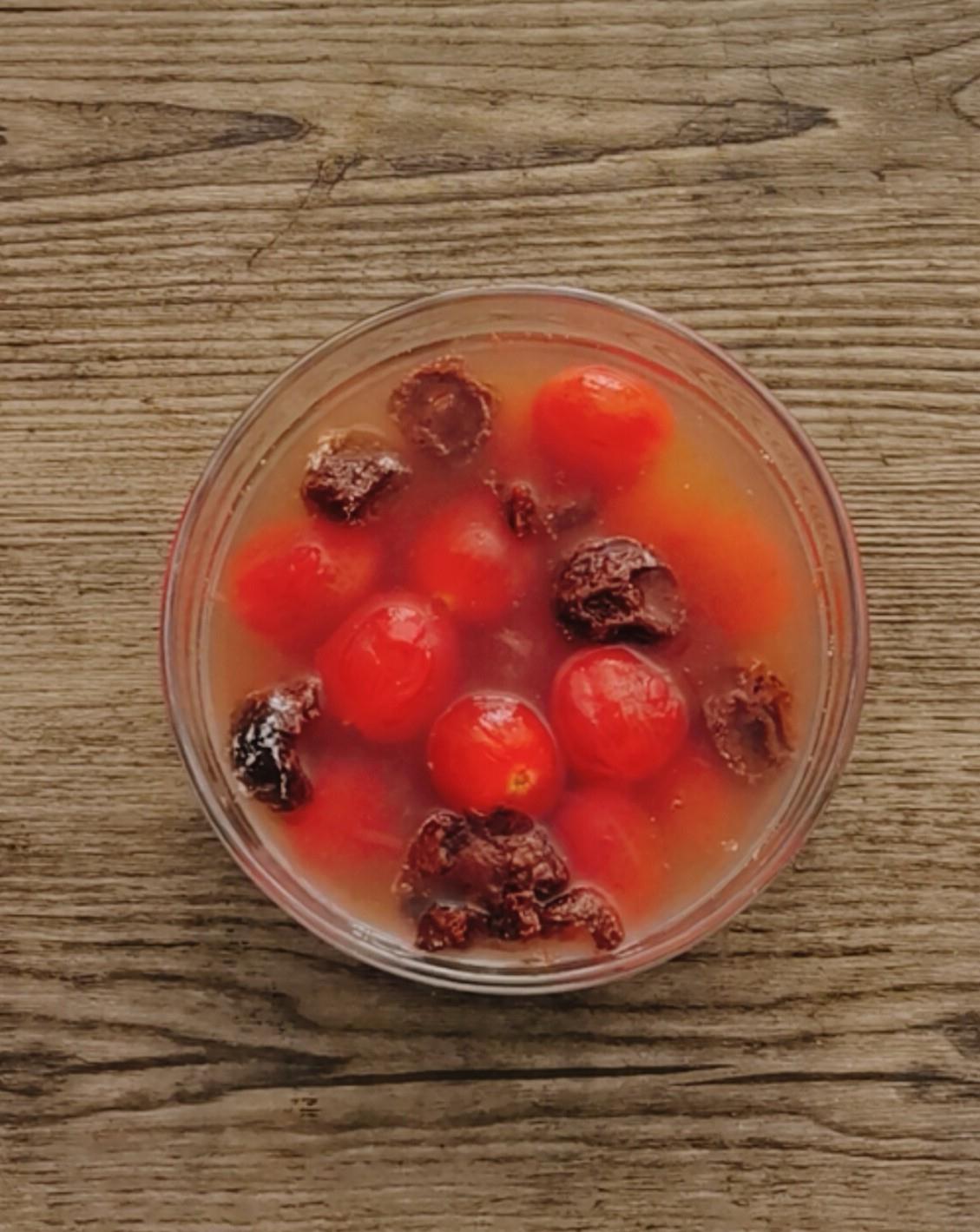 去皮后放入消过毒的玻璃碗中3.捞出过凉2.放入开水中烫10秒1.圣女果