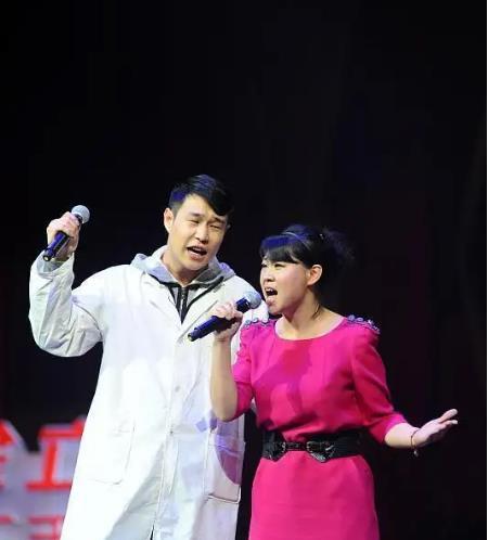 小沈阳夫妇外出用餐帮沈春阳关车门引起网友热议