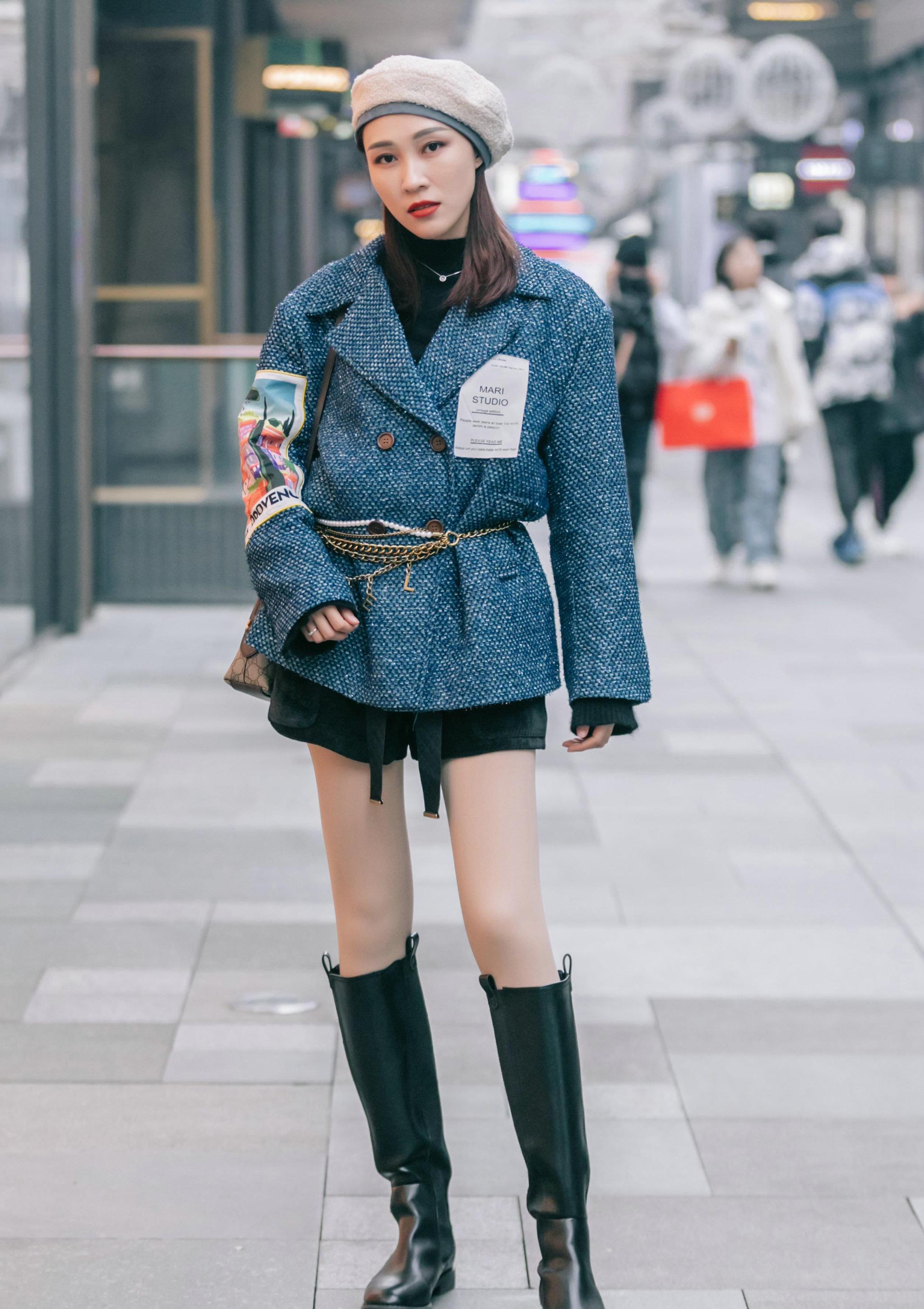 时尚丽人:在搭配的时候加上一顶贝雷帽,可以令女性的气质更优雅