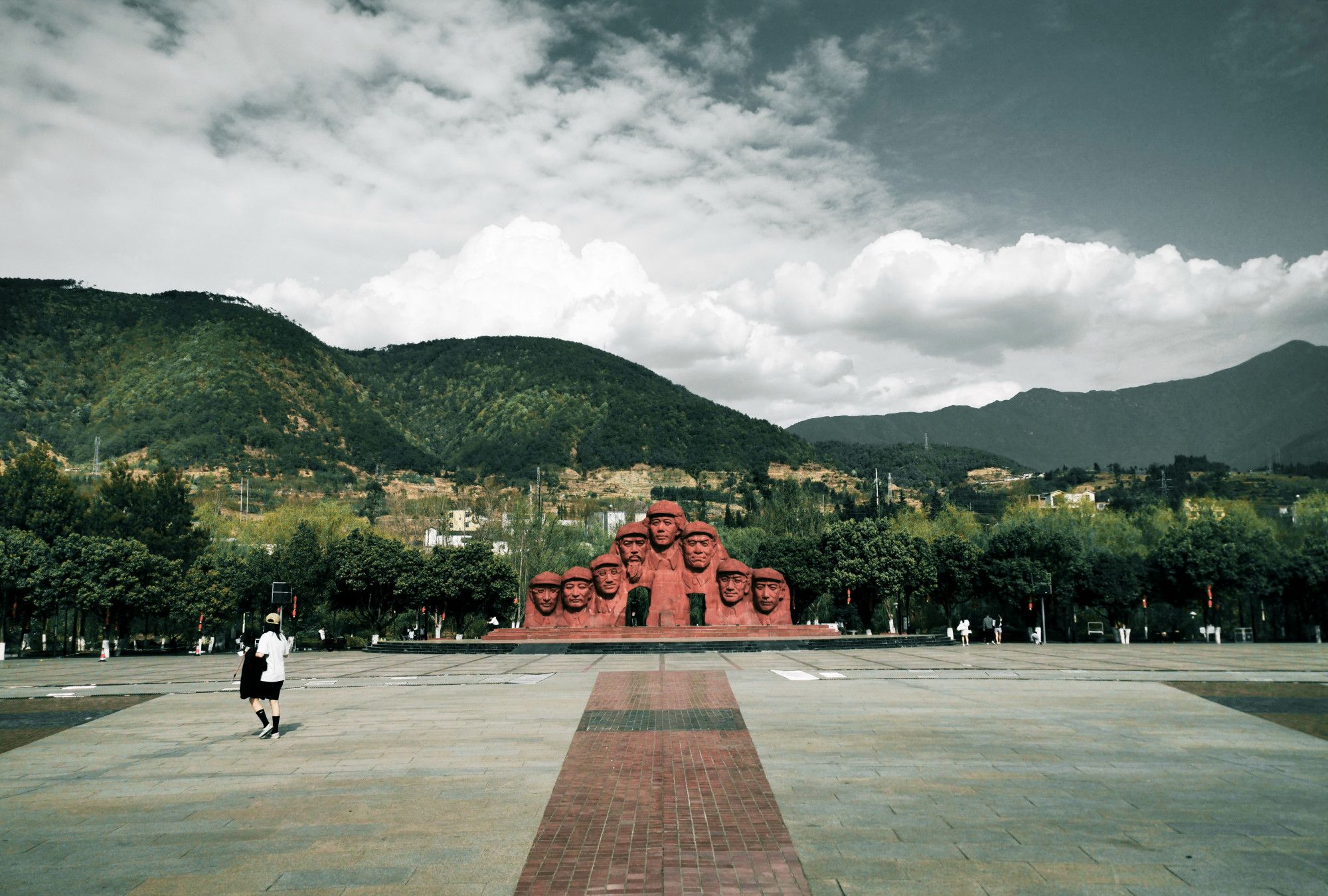 闲庭散步随手就会发现美:冕宁红军广场给你不一样的感受