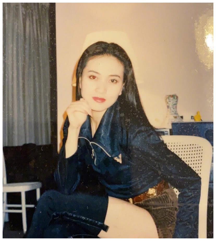 宋妍霏晒妈妈年轻时的照片,不当明星可惜了!