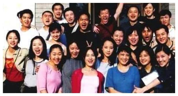 北电17级毕业合照曝光，认出了王俊凯，却没认出《棋魂》中的他休闲区蓝鸢梦想 - Www.slyday.coM