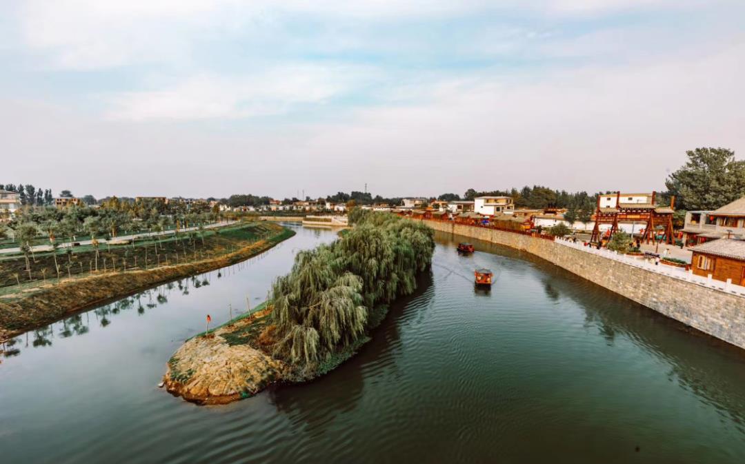 依水而建的开河马头,夜景非常漂亮.