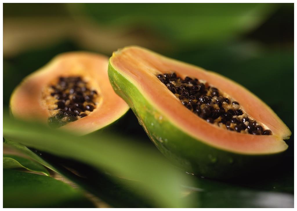 红木瓜的特点是皮绿了就红了,但这个时候果肉还硬,不适合生吃,最好做