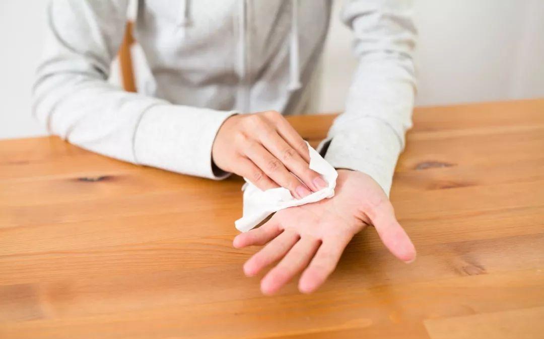 手脚经常出汗连牵手都感觉不好意思那该怎么办呢