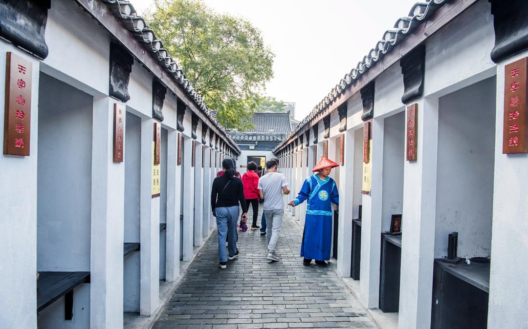 其实清朝将靖江王府改成贡院之后成绩斐然,光状元就出现了四位,进士和