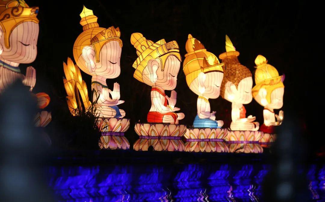 西双版纳灯展设计师用他无穷的智慧和充满创造力的双手将泼水节,水灯