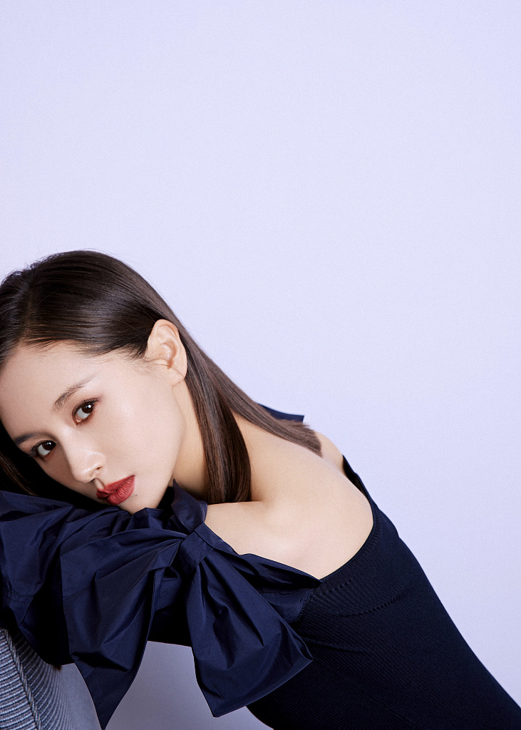 王子文穿紧身装露美肩,眼神凌厉酷劲足__财经头条