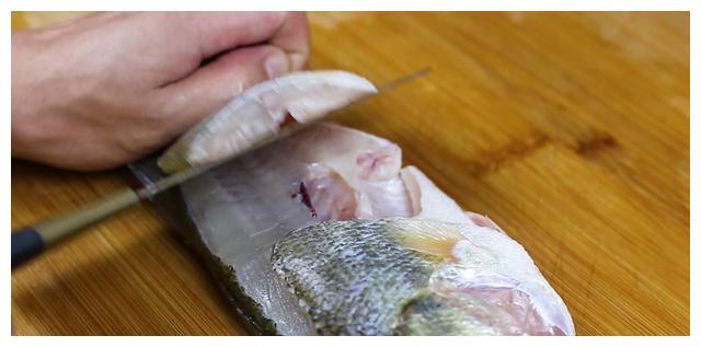 终于找到了这才是清蒸鲈鱼的正宗做法步骤清晰详细太好吃了