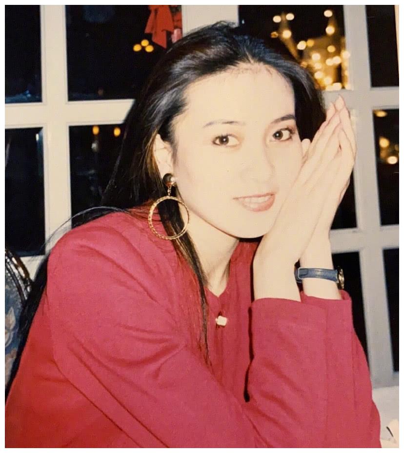 宋妍霏晒妈妈年轻时的照片,不当明星可惜了!