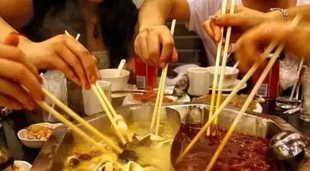 吃火锅时的4种奇葩行为，你能忍几种？网友：根本无法忍受！休闲区蓝鸢梦想 - Www.slyday.coM