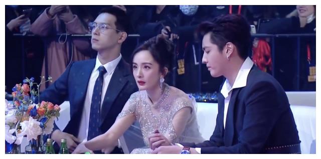 杨幂吴亦凡李现台下玩游戏差点领错奖像上课开小差的学生