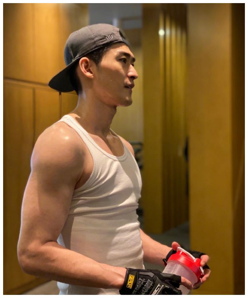现身机场被吐槽太瘦后 张翰罕见晒健身照 手臂肌肉壮硕男友力十足