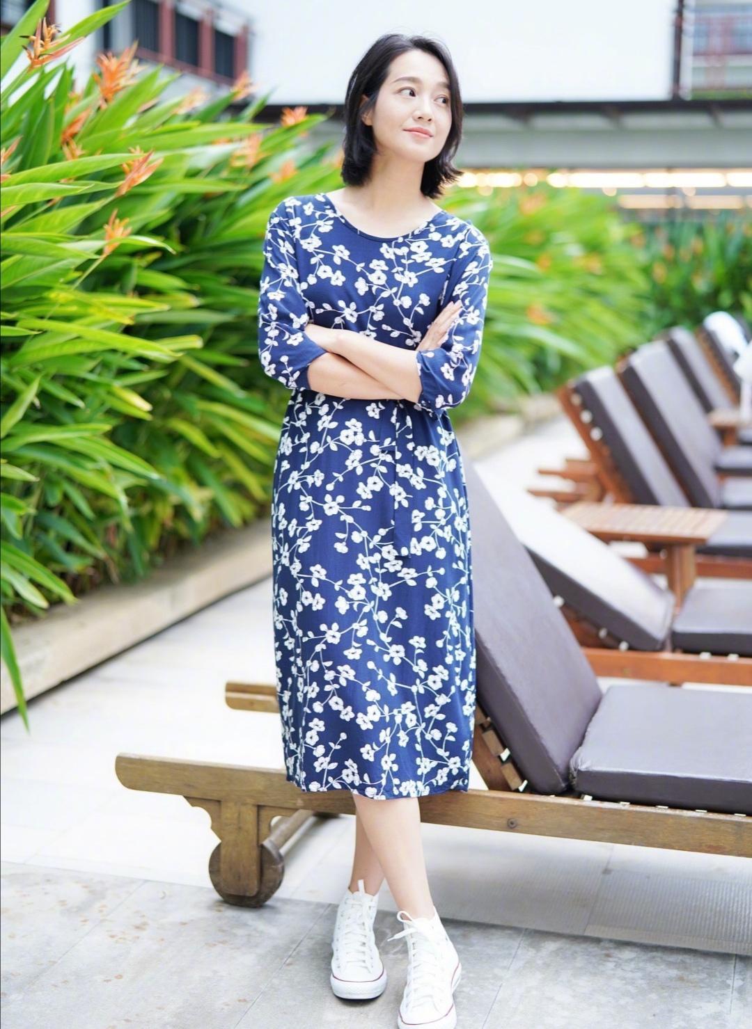 朱丹真是敢穿!黄皮肤也敢尝试玫红色西服套装,居然穿出时尚感