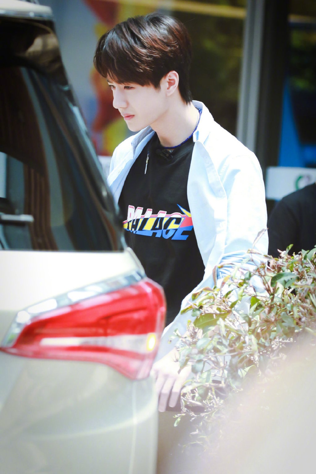 王一博身穿浅蓝色衬衫内搭黑色印花t恤,春日里的阳光大男孩