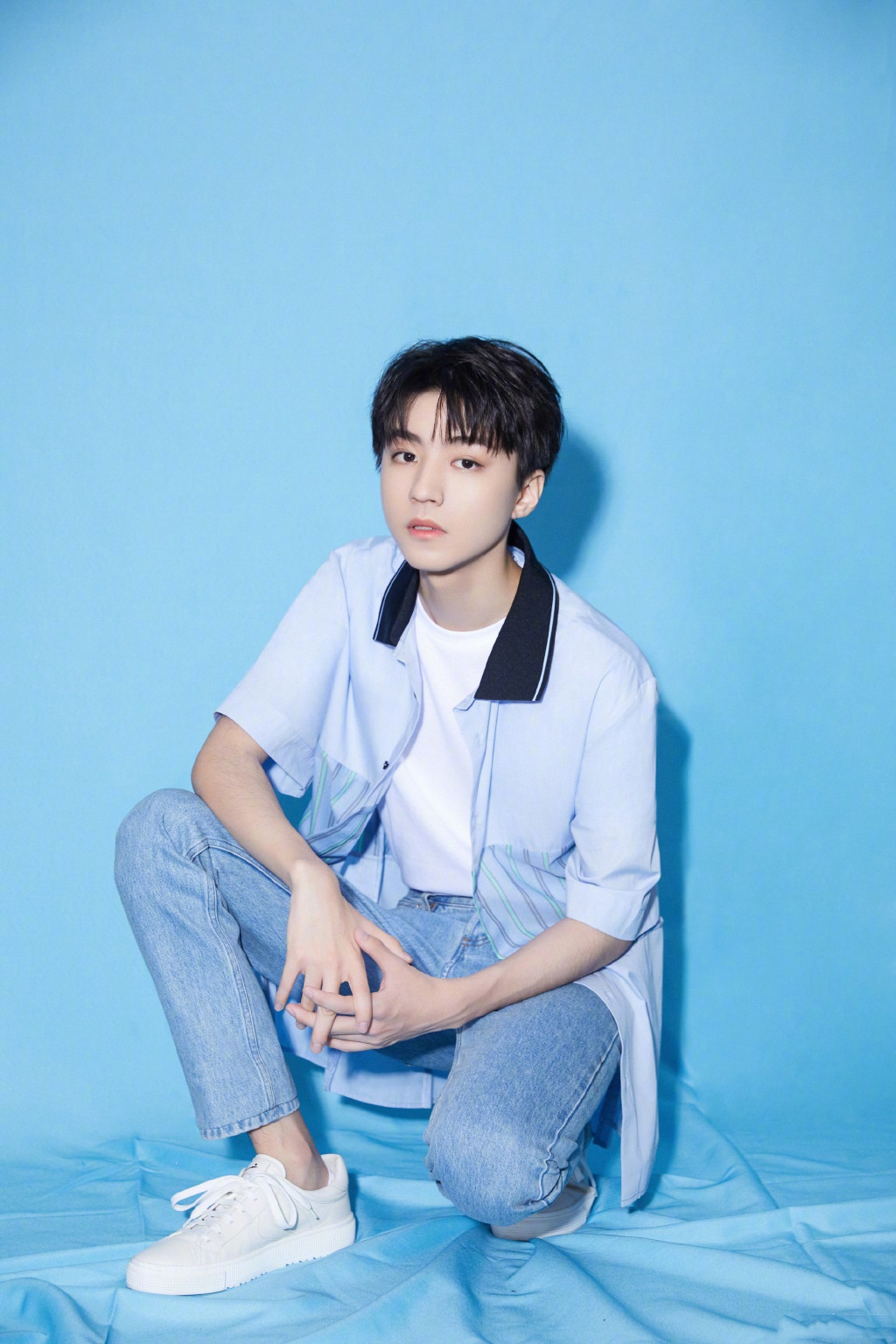 王俊凯蓝色短袖衬衫搭配白t和同色系牛仔裤,干净清爽的造型