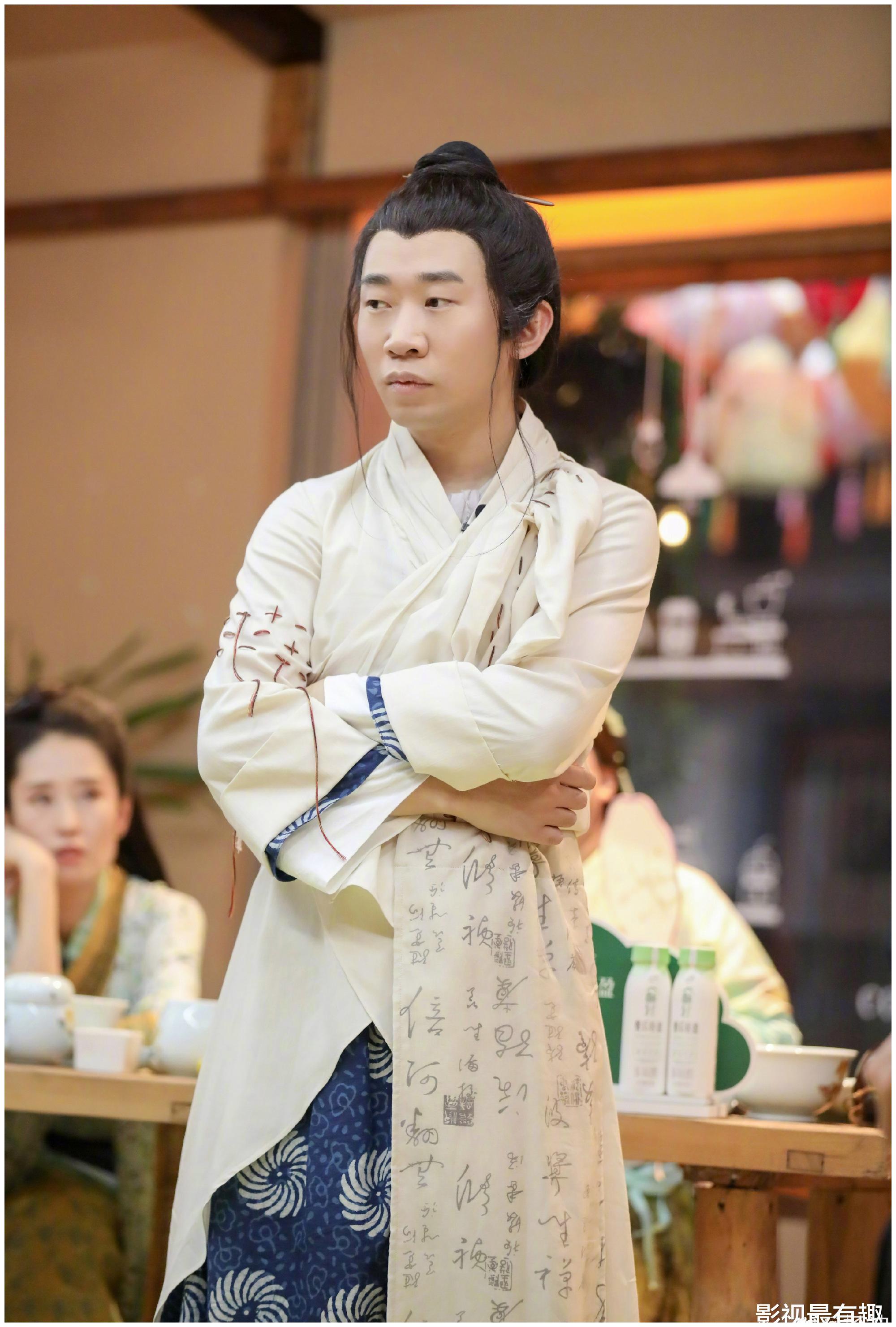 杨迪参加某综艺节目录制过程中洗肥肠被臭哭