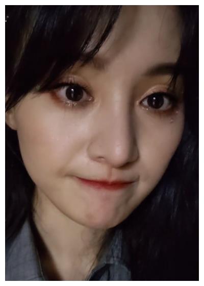 在昨天晚上,郑爽在社交平台上发布自拍视频.