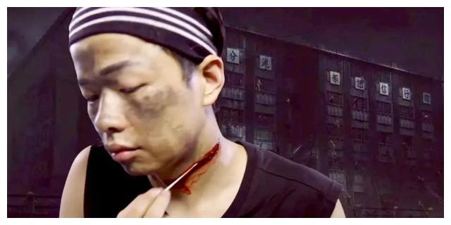 棉签点涂血浆膏涂抹在伤口处,做最后的整体调整本期的战争戏伤效仿妆