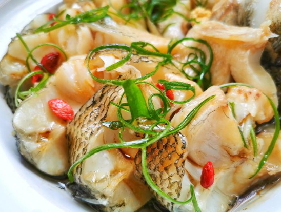 所以现在每次我家买鱼,都会买一些鱼刺较少的鱼,比如昂刺鱼,鲈鱼,龙利