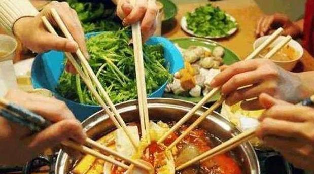 吃火锅时的4种奇葩行为，你能忍几种？网友：根本无法忍受！休闲区蓝鸢梦想 - Www.slyday.coM